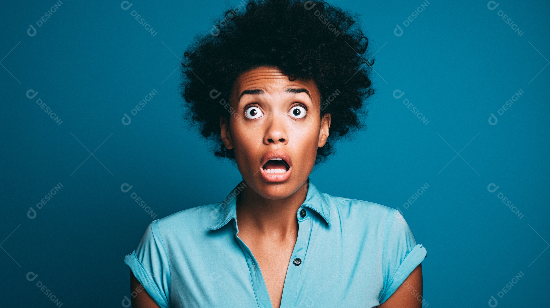 Mulher negra fazendo um olhar chocado em fundo colorido