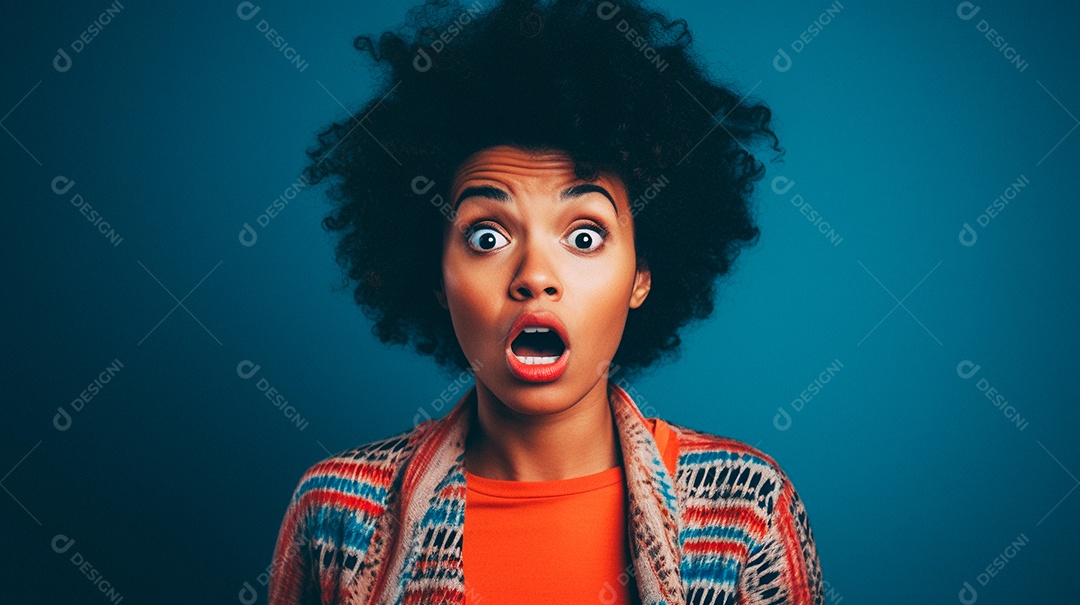 Mulher negra fazendo um olhar chocado em fundo colorido