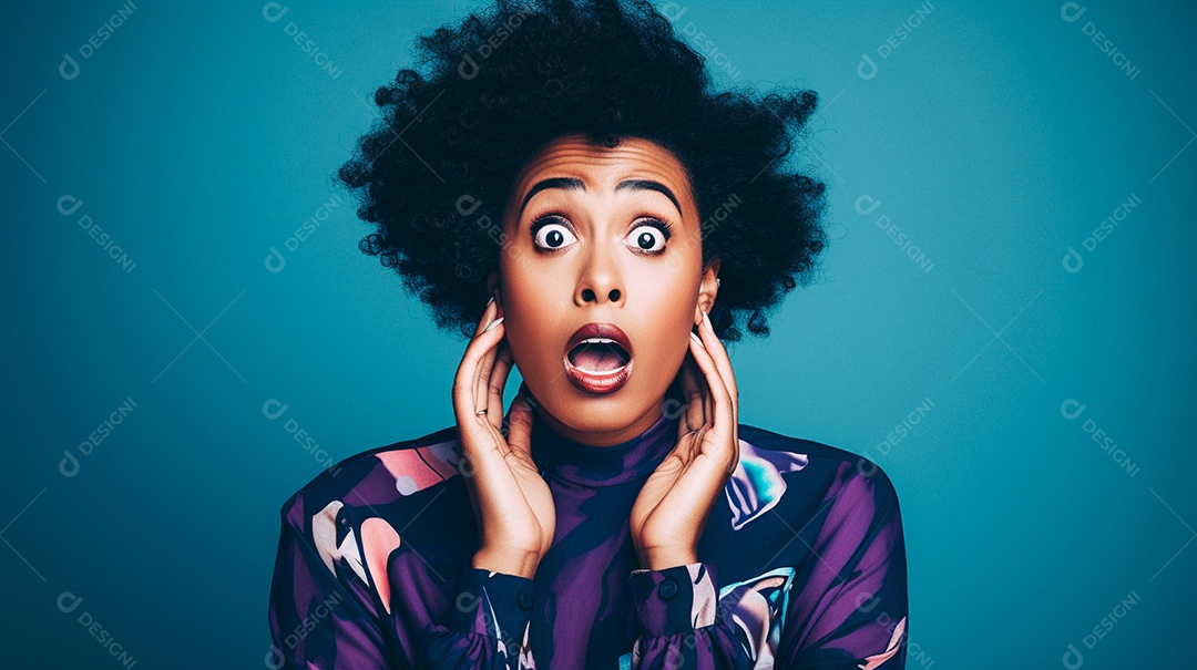 Mulher negra fazendo um olhar chocado em fundo colorido