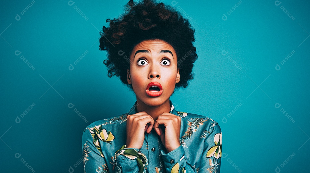 Mulher negra fazendo um olhar chocado em fundo colorido