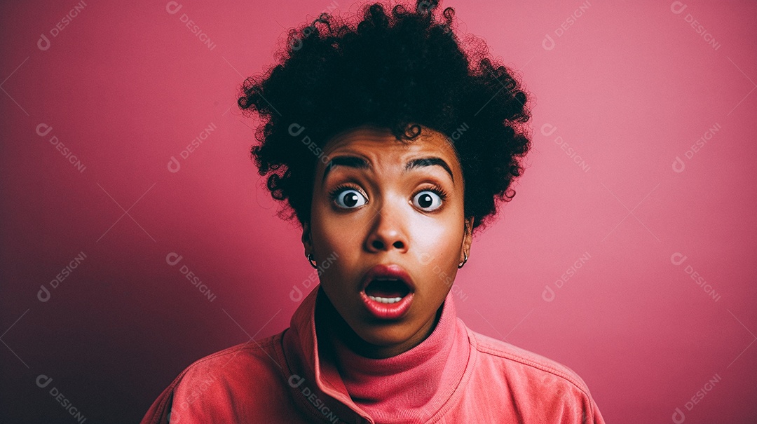 Mulher negra fazendo um olhar chocado em fundo colorido