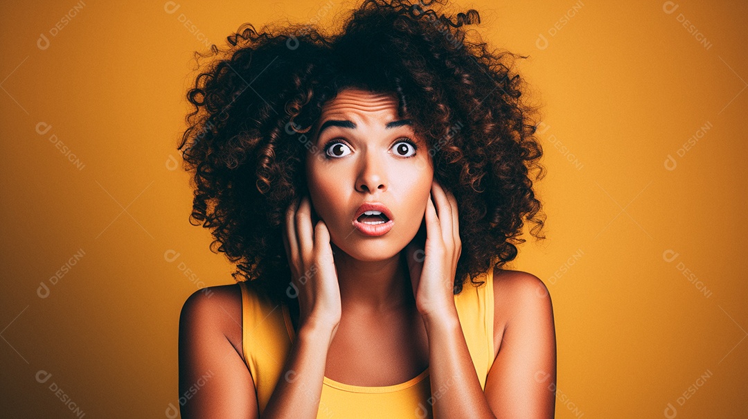 Mulher negra fazendo um olhar chocado em fundo colorido