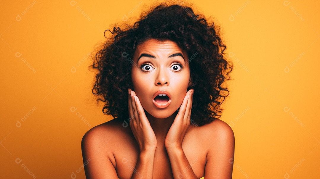 Mulher negra fazendo um olhar chocado em fundo colorido