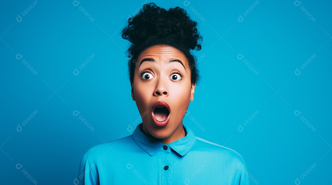 Mulher branca fazendo um olhar chocado em fundo bronzeado