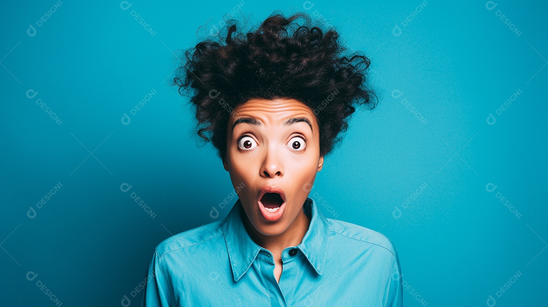 Mulher branca fazendo um olhar chocado em fundo bronzeado