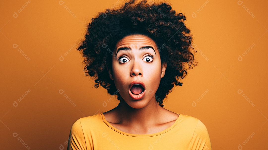 Mulher branca fazendo um olhar chocado em fundo bronzeado