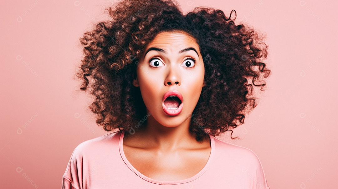Mulher branca fazendo um olhar chocado em fundo bronzeado