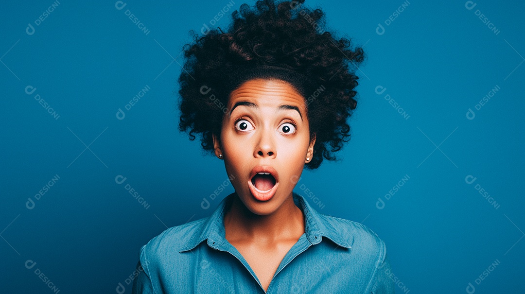 Mulher branca fazendo um olhar chocado em fundo bronzeado