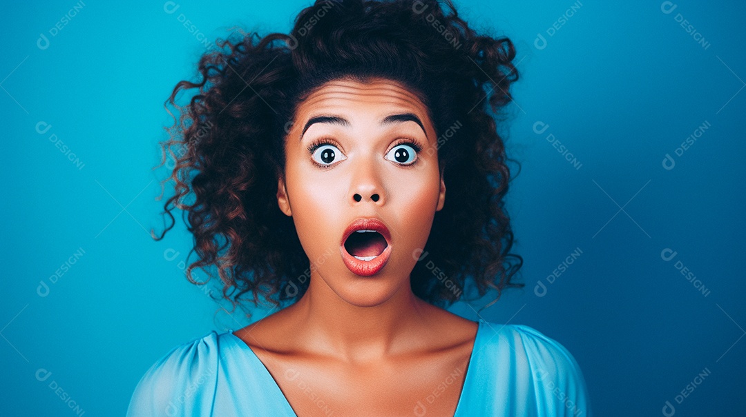 Mulher branca fazendo um olhar chocado em fundo bronzeado