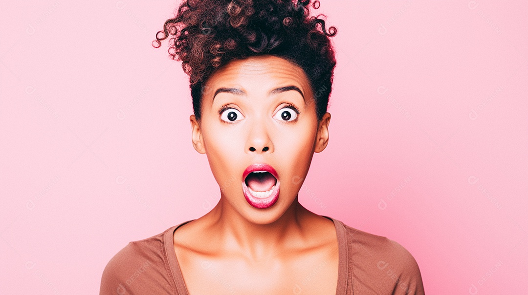 Mulher branca fazendo um olhar chocado em fundo bronzeado