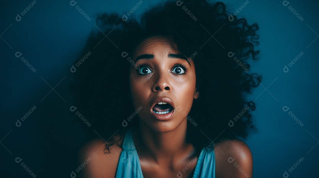 Mulher branca fazendo um olhar chocado em fundo bronzeado