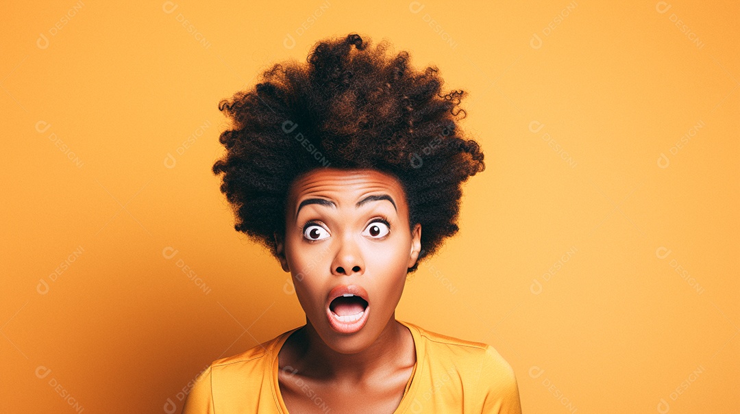 Mulher branca fazendo um olhar chocado em fundo bronzeado