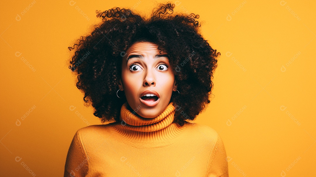 Mulher branca fazendo um olhar chocado em fundo bronzeado