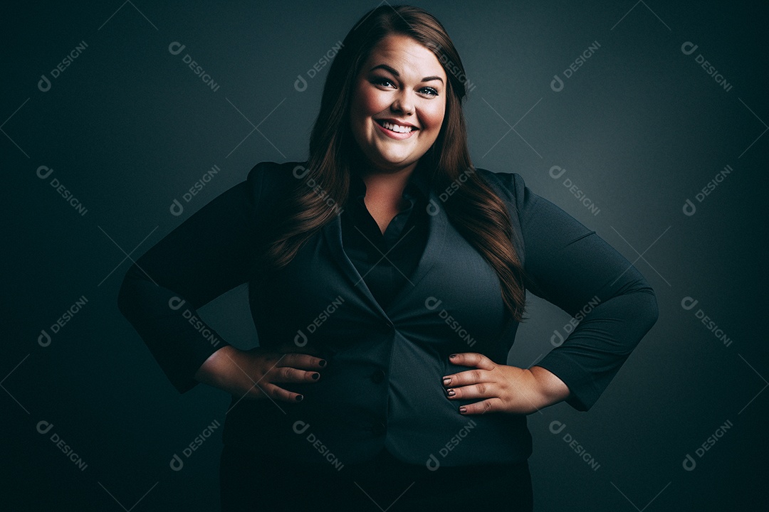 Mulher gorda que está sorrindo e cruzando os braços