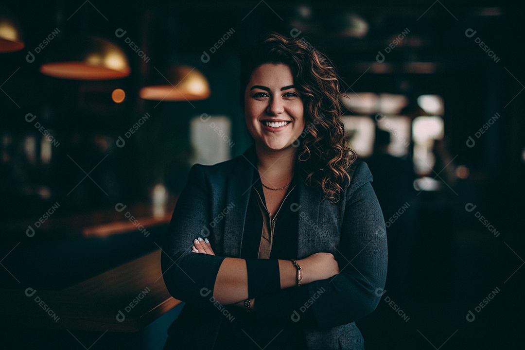 Mulher gorda que está sorrindo e cruzando os braços