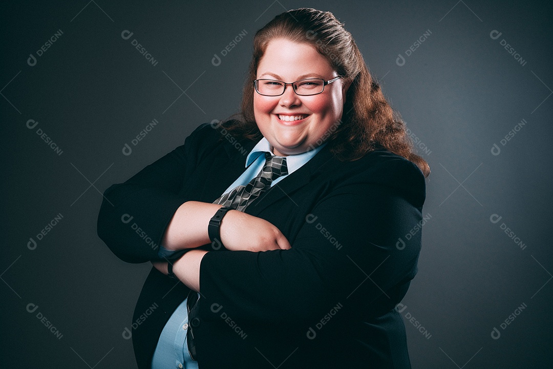 Mulher gorda que está sorrindo e cruzando os braços