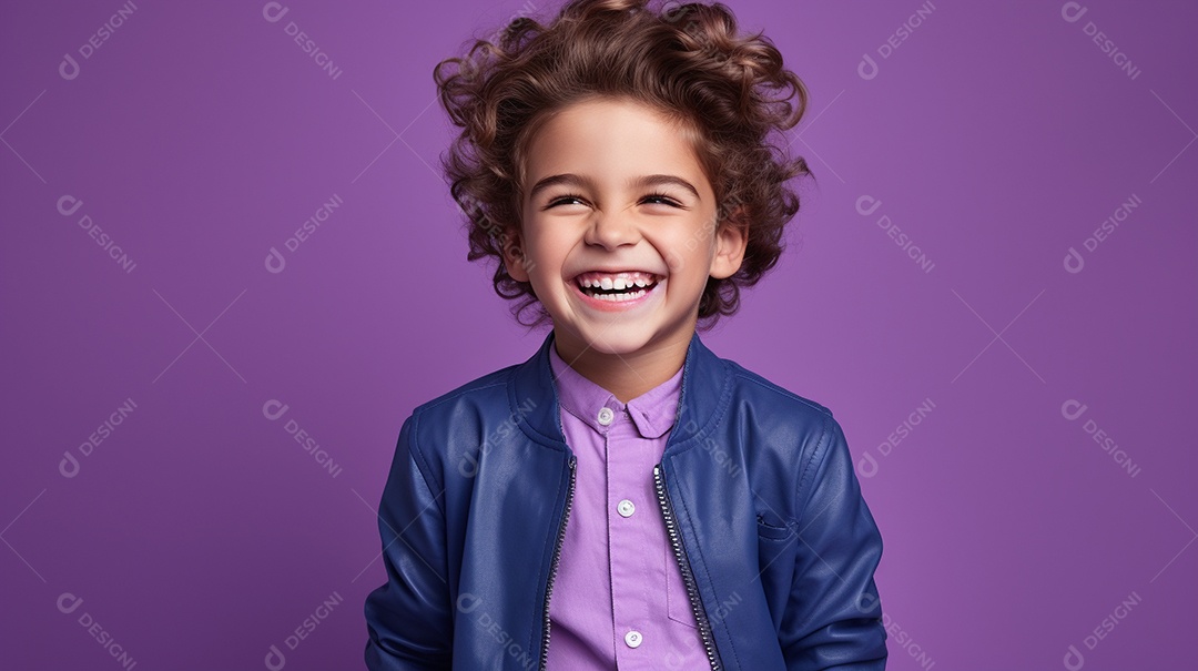 Garoto feliz isolado no fundo do estúdio