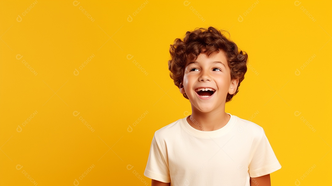 Garoto feliz isolado no fundo do estúdio