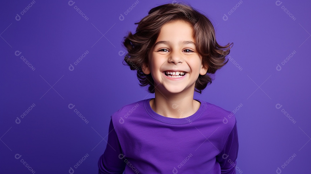 Garoto feliz isolado no fundo do estúdio