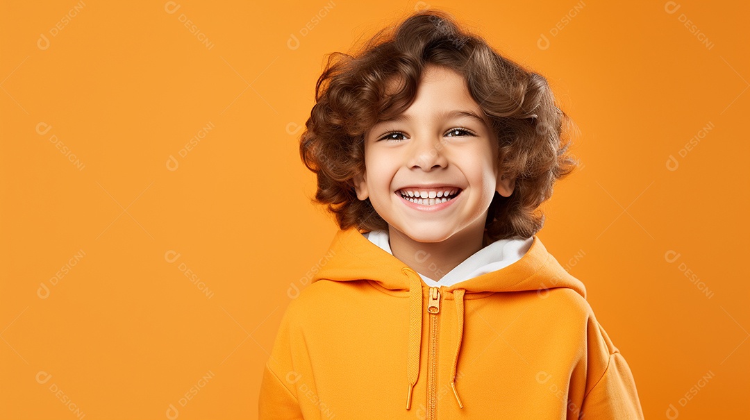 Garoto feliz isolado no fundo do estúdio