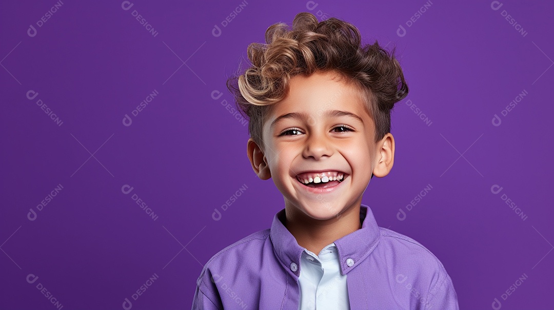 Garoto feliz isolado no fundo do estúdio