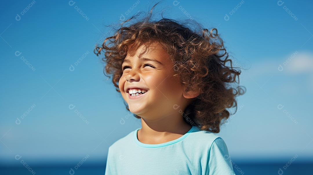 Garoto feliz isolado no fundo do estúdio