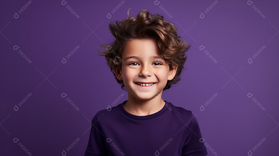 Garoto feliz isolado no fundo do estúdio