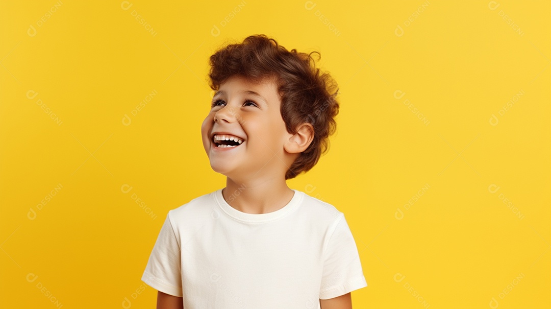 Garoto feliz isolado no fundo do estúdio