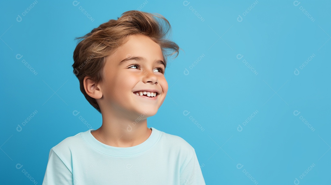 Garoto feliz isolado no fundo do estúdio