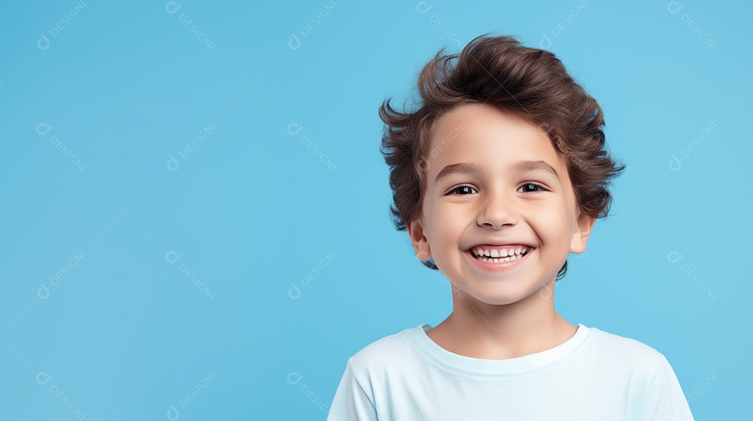 Garoto feliz isolado no fundo do estúdio