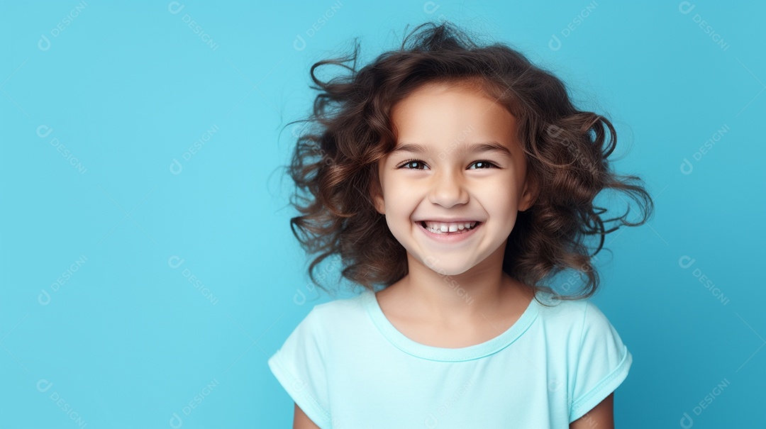 Garoto feliz isolado no fundo do estúdio