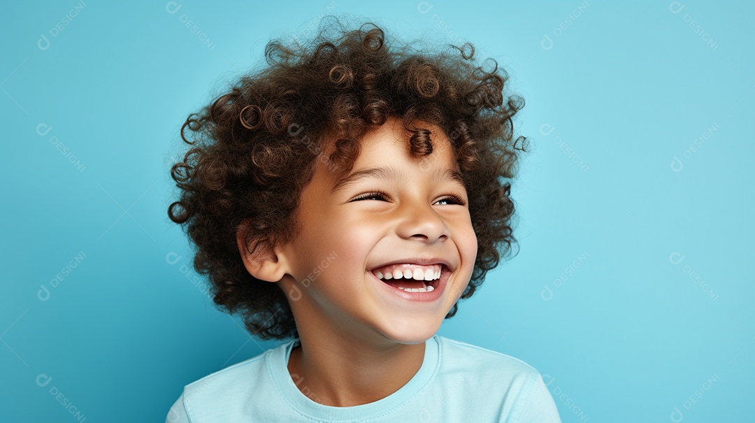 Garoto feliz isolado no fundo do estúdio