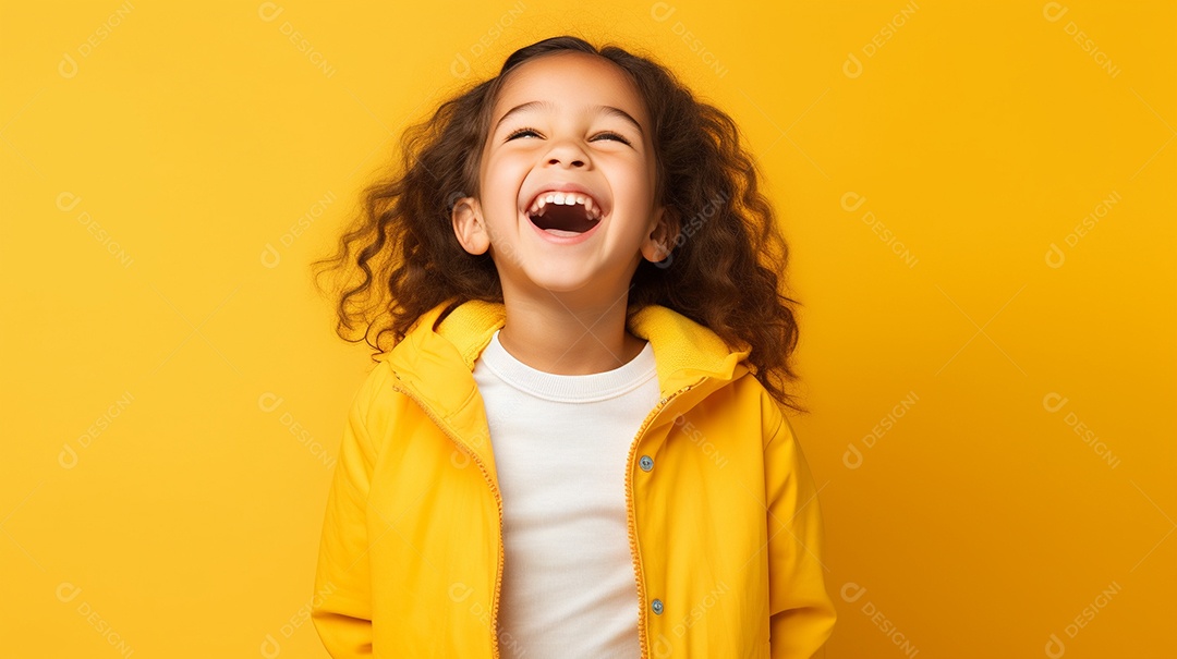 Garota feliz isolada no fundo do estúdio