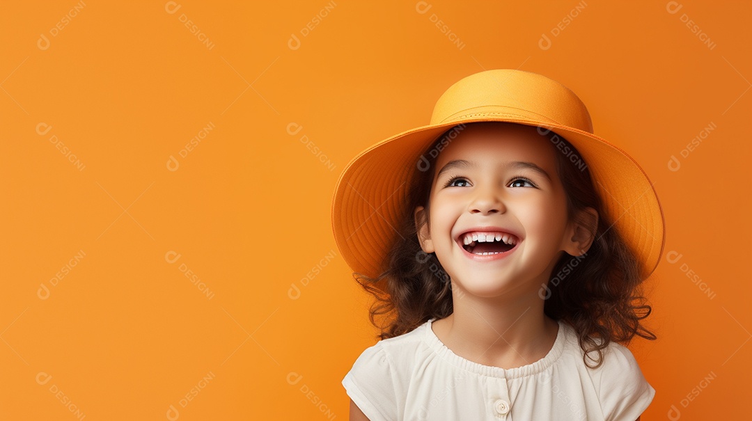 Garota feliz isolada no fundo do estúdio