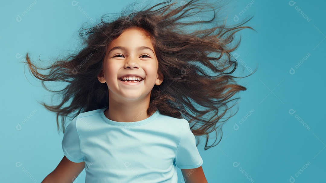 Garota feliz isolada no fundo do estúdio