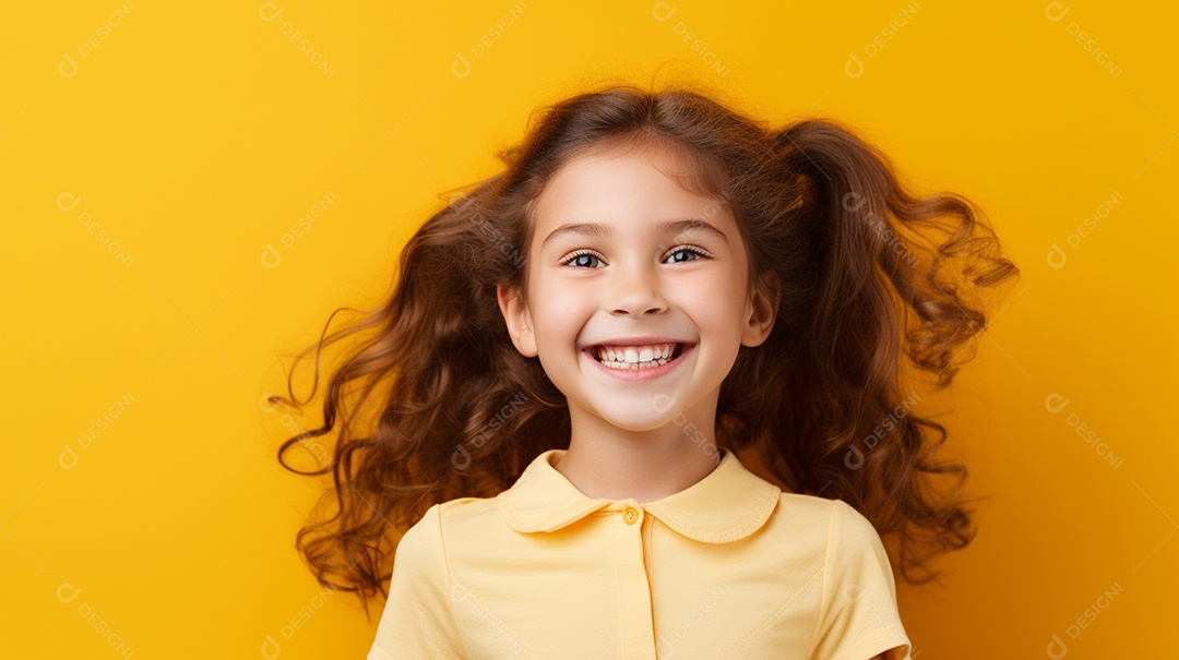 Garota feliz isolada no fundo do estúdio