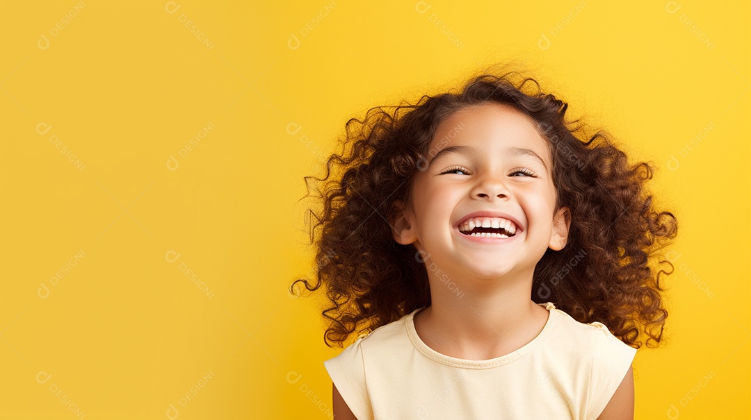 Garota feliz isolada no fundo do estúdio