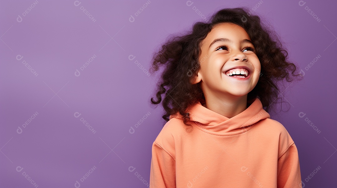 Garota feliz isolada no fundo do estúdio