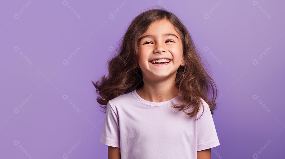 Garota feliz isolada no fundo do estúdio