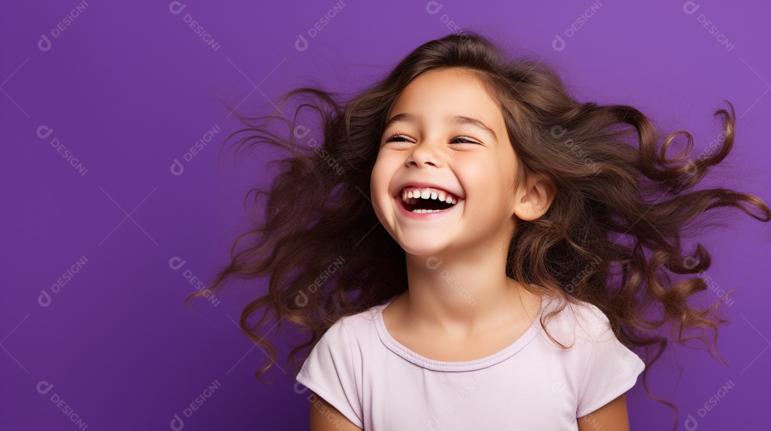 Garota feliz isolada no fundo do estúdio