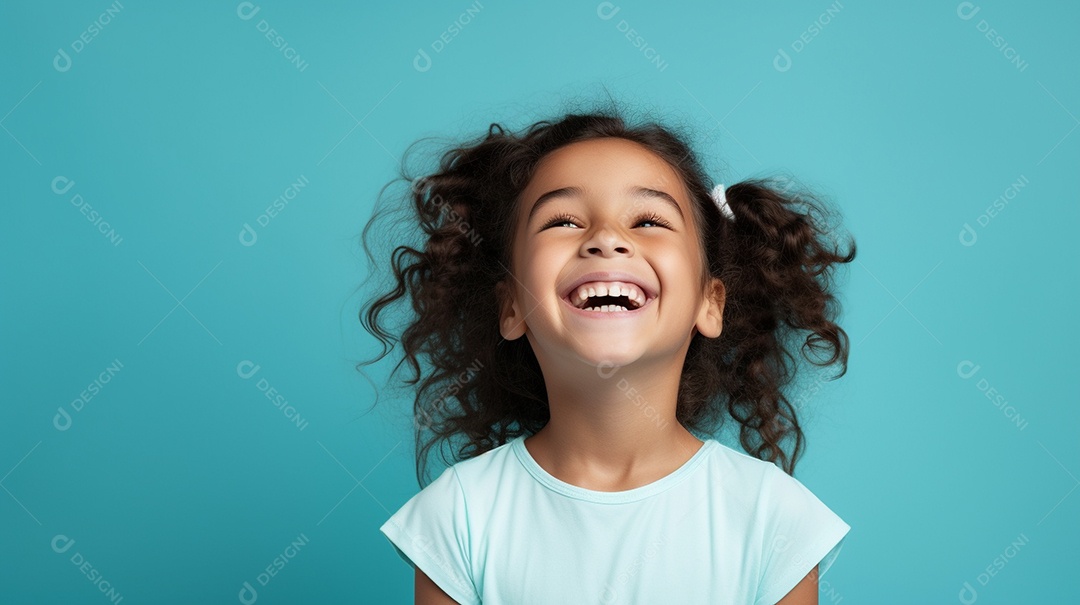 Garota feliz isolada no fundo do estúdio