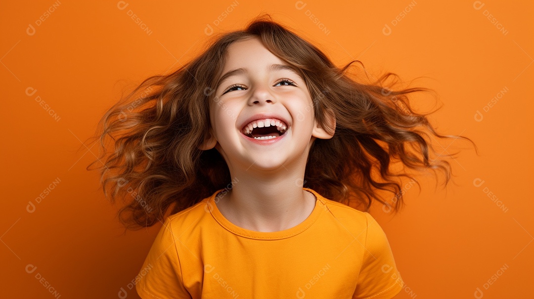 Garota feliz isolada no fundo do estúdio