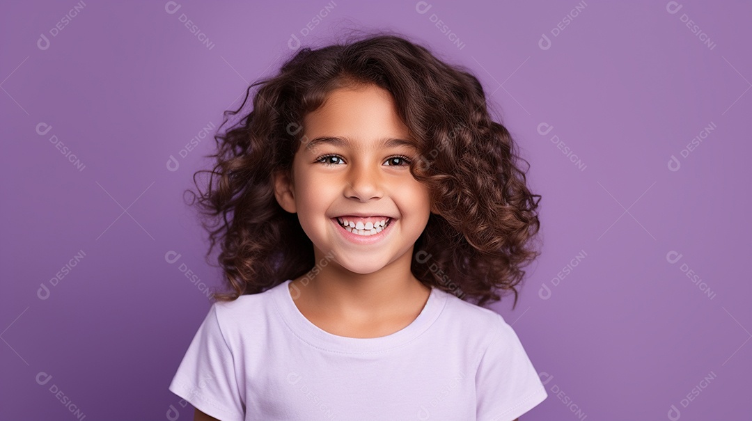 Garota feliz isolada no fundo do estúdio