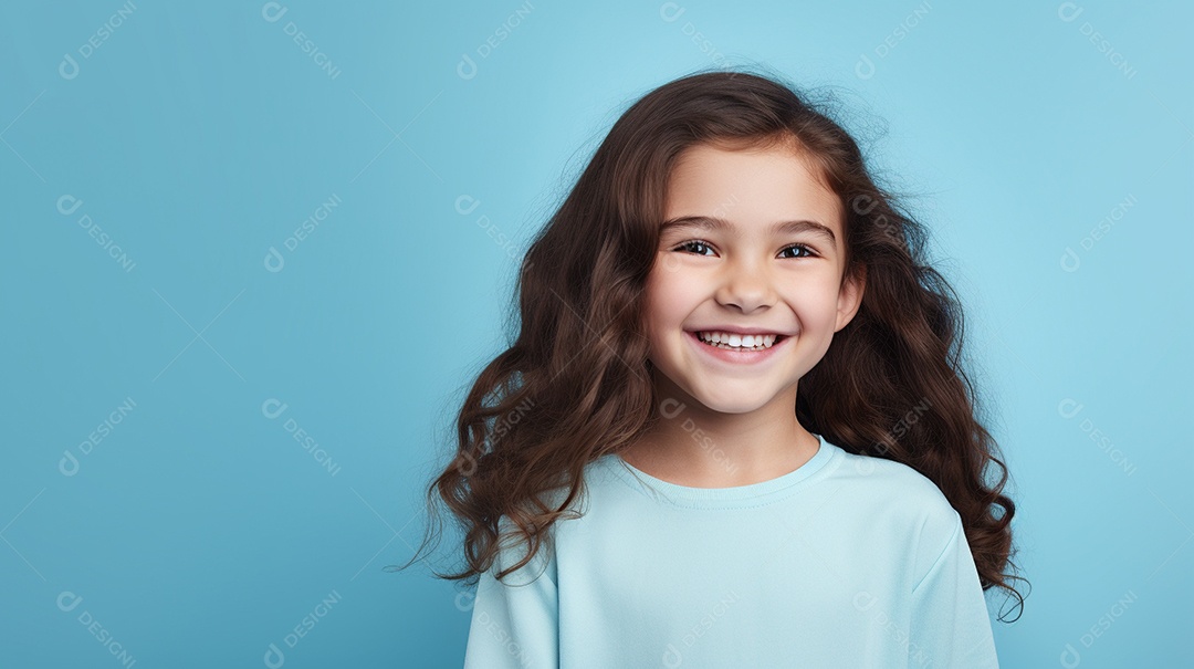 Garota feliz isolada no fundo do estúdio