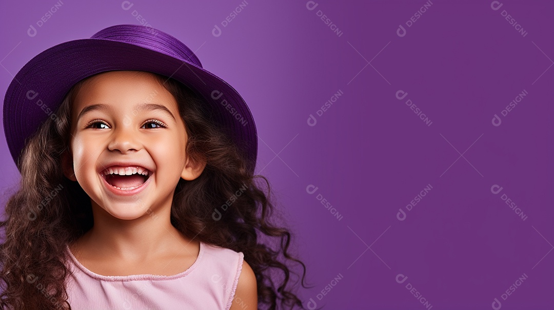 Garota feliz isolada no fundo do estúdio