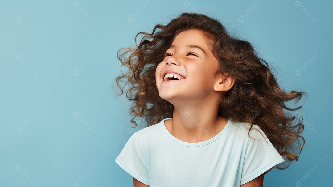 Garota feliz isolada no fundo do estúdio