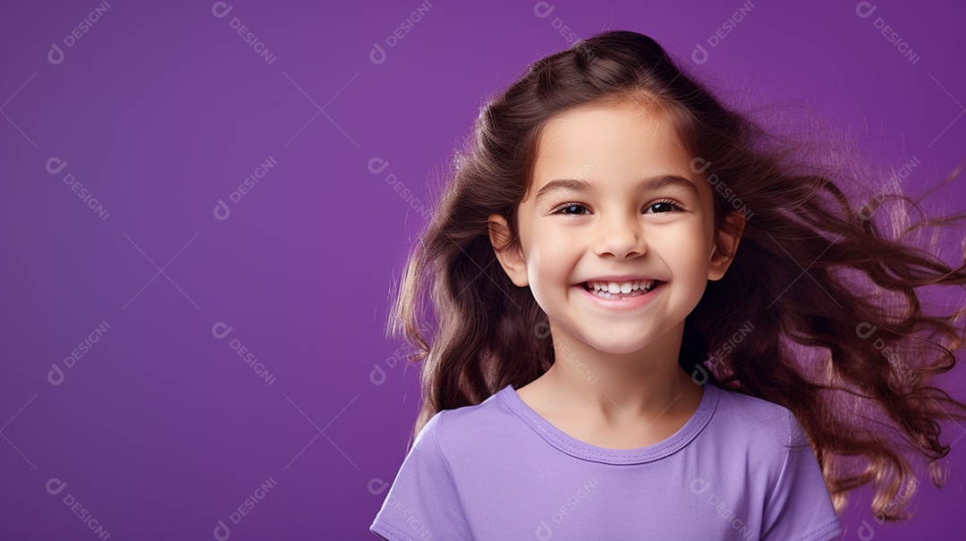 Garota feliz isolada no fundo do estúdio