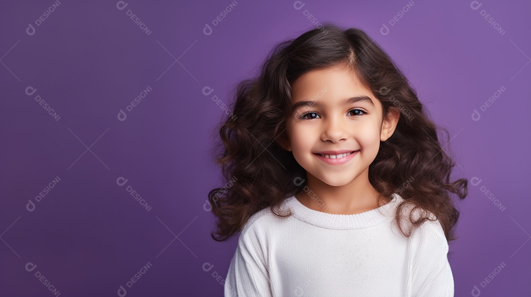 Garota feliz isolada no fundo do estúdio