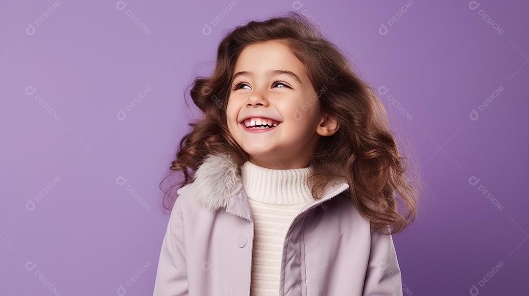 Garota feliz isolada no fundo do estúdio