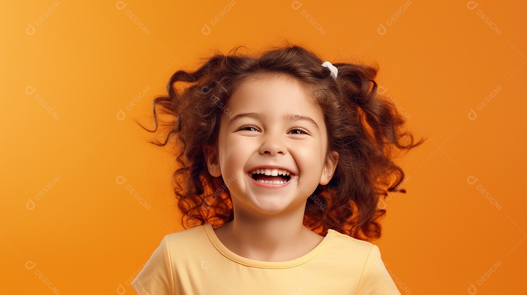 Garota feliz isolada no fundo do estúdio